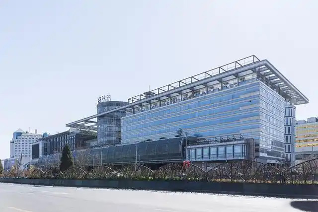 鋼鐵行業(yè)是全球工業(yè)體系中的重要支柱之一,其產(chǎn)品廣泛應用于基礎設施建設、機械制造、汽車工業(yè)等領域。隨著全球工業(yè)化進程的不斷深入,鋼鐵行業(yè)呈現(xiàn)出國際化競爭格局。在眾多鋼鐵制造企業(yè)中,有6家公司以其出色的經(jīng)營業(yè)績和強大的市場地位脫穎而出,成為了世界鋼鐵制造業(yè)的領軍企業(yè)。  第一，是總部位于中國的寶鋼集團。寶鋼集團創(chuàng)立于1992年,作為中國最大的鋼鐵生產(chǎn)企業(yè),其年產(chǎn)鋼鐵超過1億噸,在全球鋼鐵企業(yè)中居首位。寶鋼集團擁有先進的煉鋼技術和完善的產(chǎn)業(yè)鏈,產(chǎn)品涵蓋了碳鋼、合金鋼、不銹鋼等多個品類,廣泛應用于汽車、家電、建筑等領域。在國內市場上,寶鋼集團占據(jù)主導地位,同時也積極拓展海外市場,在全球范圍內享有較高的品牌知名度。   第二，是同樣總部設在中國的武鋼集團。武鋼集團成立于1958年,是中國最早的鋼鐵生產(chǎn)企業(yè)之一,擁有悠久的歷史和豐富的生產(chǎn)經(jīng)驗。該集團主營碳鋼和合金鋼的生產(chǎn),年產(chǎn)量超過5000萬噸,位居全球第二。武鋼集團不僅在國內市場占有重要地位,同時也積極開拓海外市場,產(chǎn)品遠銷歐洲、東南亞等地區(qū)。近年來,武鋼集團通過并購重組等方式不斷擴大產(chǎn)能,提升了其在全球鋼鐵行業(yè)的影響力。   第三，是總部位于印度的塔塔鋼鐵公司。塔塔鋼鐵公司成立于1907年,是全球歷史最悠久的鋼鐵制造企業(yè)之一。該公司年產(chǎn)鋼鐵超過1800萬噸,產(chǎn)品涵蓋了碳鋼、合金鋼、不銹鋼等種類,廣泛應用于汽車、基礎設施、機械制造等領域。憑借雄厚的技術實力和優(yōu)秀的管理團隊,塔塔鋼鐵公司在全球鋼鐵市場上占據(jù)了重要地位,在發(fā)展中國家市場尤其具有優(yōu)勢。   第四，是總部位于日本的新日鐵住金株式會社。新日鐵住金株式會社是日本最大的鋼鐵制造企業(yè),年產(chǎn)鋼鐵約4500萬噸,位居全球第四。該公司擁有業(yè)內領先的技術水平,在煉鋼、軋鋼等工藝上均有很強的競爭力。同時,新日鐵住金還積極推動產(chǎn)品創(chuàng)新,開發(fā)出多種高性能鋼材,廣泛應用于汽車制造、電子電器等行業(yè)。憑借雄厚的技術實力和優(yōu)質的產(chǎn)品,新日鐵住金在日本國內以及東亞地區(qū)市場占據(jù)主導地位。   第五,是總部位于韓國的POSCO。POSCO創(chuàng)立于1968年,是韓國最大的鋼鐵制造企業(yè),年產(chǎn)鋼鐵約4000萬噸。POSCO在煉鋼技術、產(chǎn)品研發(fā)等方面均處于業(yè)內領先水平,旗下?lián)碛卸嗉液Ｍ庾庸?業(yè)務覆蓋全球主要市場。近年來,POSCO不斷優(yōu)化產(chǎn)品結構,提升高附加值鋼材的占比,在汽車制造、電子等領域具有較強的市場競爭力。憑借優(yōu)秀的經(jīng)營業(yè)績和穩(wěn)健的財務狀況,POSCO在全球鋼鐵行業(yè)中占據(jù)重要地位。   第六,是總部位于美國的美國鋼鐵公司。美國鋼鐵公司創(chuàng)立于1901年,是美國最大的鋼鐵制造企業(yè),年產(chǎn)鋼鐵約1600萬噸。該公司在碳鋼、不銹鋼等品類的生產(chǎn)上均具有較強的技術實力,產(chǎn)品廣泛應用于汽車制造、基礎設施建設等領域。近年來,美國鋼鐵公司通過資產(chǎn)重組和技術創(chuàng)新等措施,不斷提升自身競爭力,在北美市場保持領先地位。   舉報/反饋